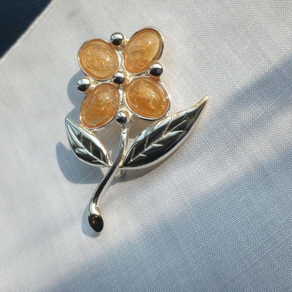 SFJ Floral Brooch With faux Amber cabs And Silver Color 1970 - Picture 2 of 9